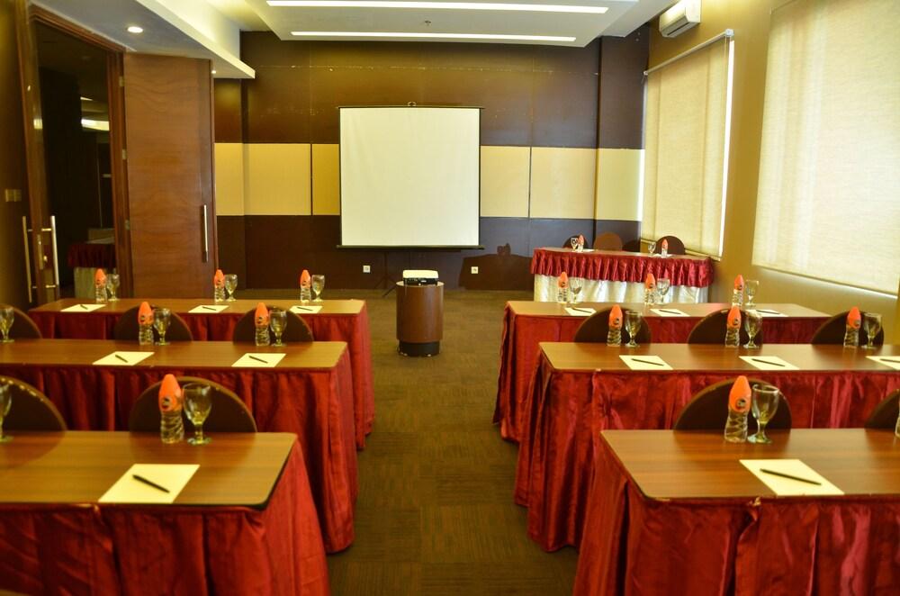Grand Cakra Hotel Malang Kültér fotó