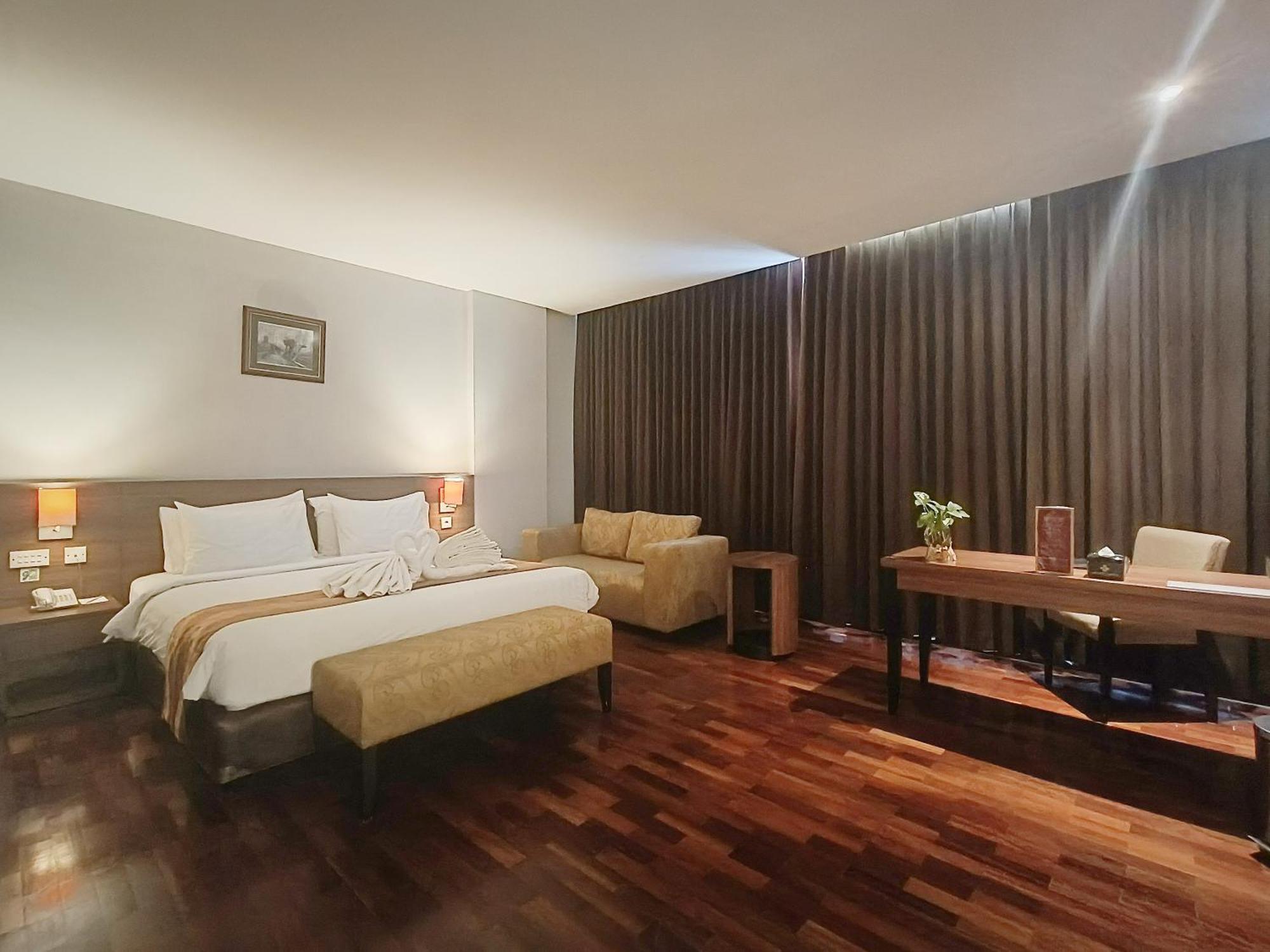 Grand Cakra Hotel Malang Kültér fotó