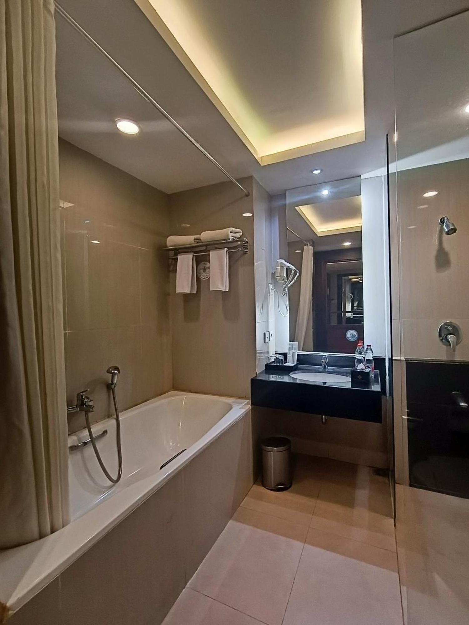 Grand Cakra Hotel Malang Kültér fotó